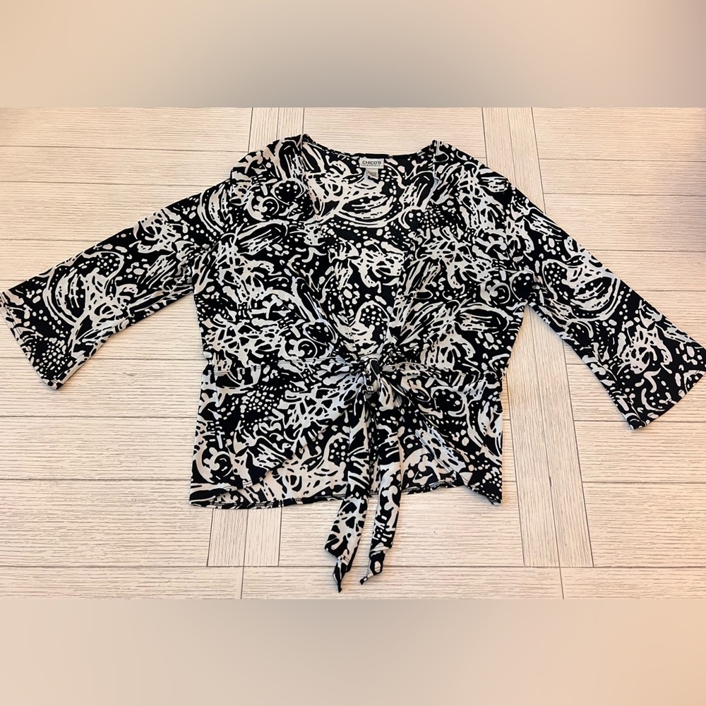 Chico’s black and white abstract print tie‎ front jacket, size 3